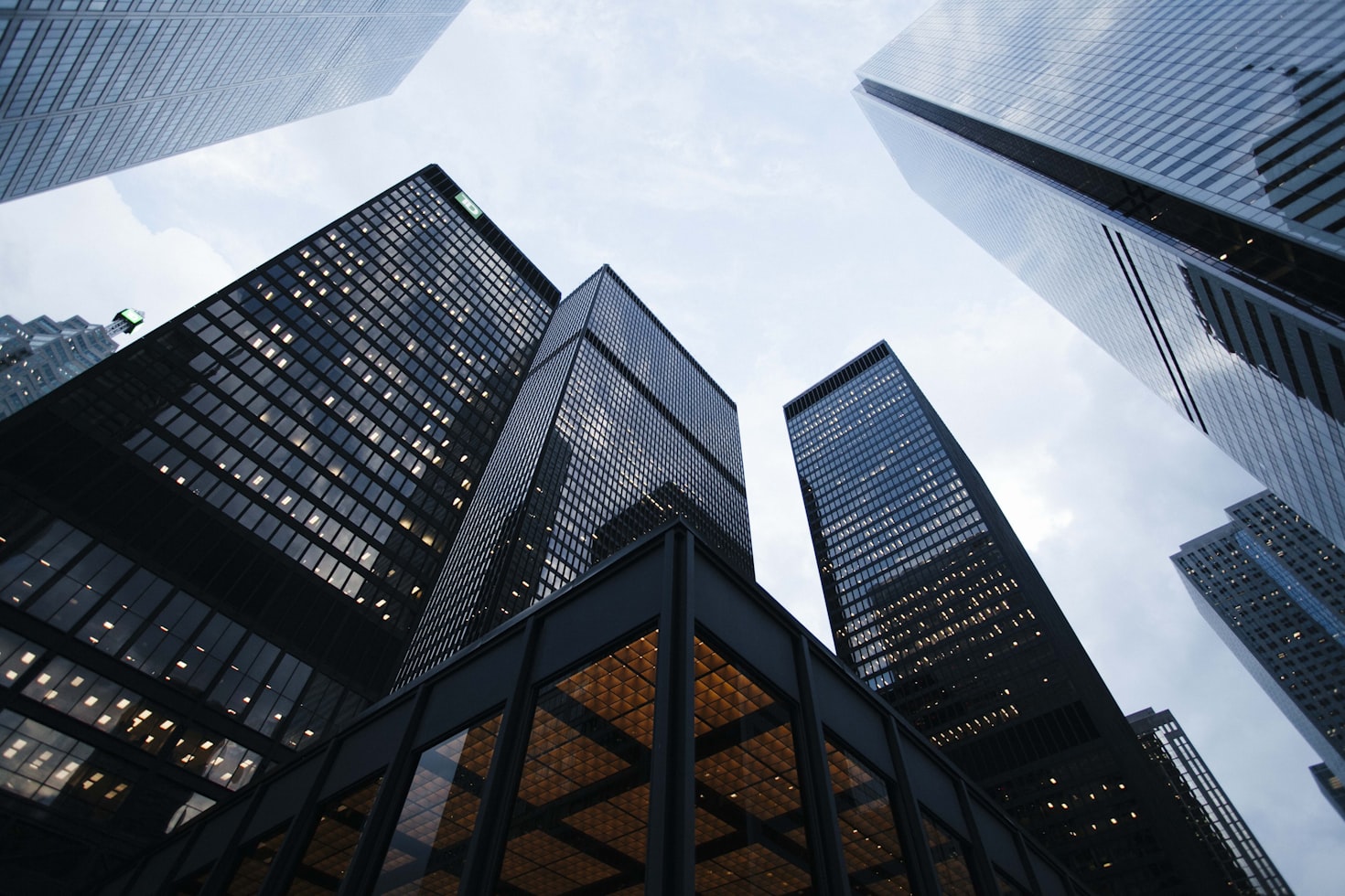 Understanding High-Risk vs. Low-Risk Investing for Success
